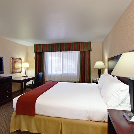 Holiday Inn Express Temecula By Ihg Exterior photo
